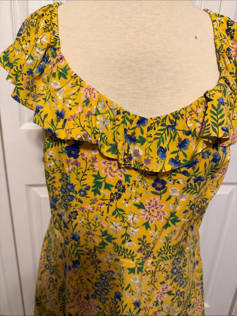 Yellow floral sundress size medium - Picture 2 of 7